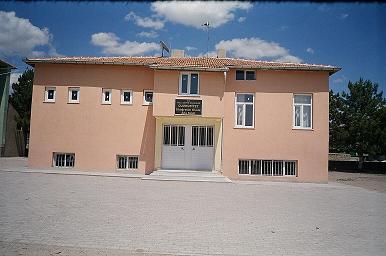 34 Devlet-vatandaĢ iģbirliğiyle Cumhuriyet Ġlköğretim Okulu bünyesinde 150 m² alan üzerine iki katlı olarak inģa edilen anasınıfı binası 2005 yılında tamamlanmıģtır (Resim 1).