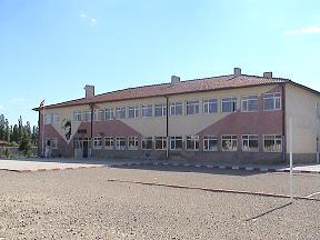 42 Bu amaçla araģtırma sahasında 488 öğrencili Atatürk Pansiyonlu Ġlköğretim Okulu açılmıģtır (Resim 4). Ġlçe merkezinde bulunan okul, araģtırma sahasında yer alan tek pansiyonlu ilköğretim okuludur.