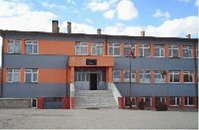 En fazla idareci 2 Ģer kiģi ile Atlıhisar ve Karaadilli Ġlköğretim Okulunda yer almaktadır. Resim 6. Karaadilli Ġlköğretim Okulu. Diğer ilköğretim okullarında birer tane idareci görev yapmaktadır.