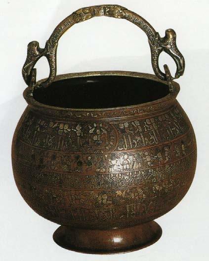 14 Fotoğraf-2: Bronz kakmalı kova, Hermitage Museum, 1163 6 Kaynak: (Rice, 1975: 76). Büyük Selçuklu döneminde hayvan biçimindeki kaplar ve süslemeler oldukça önemlidir.