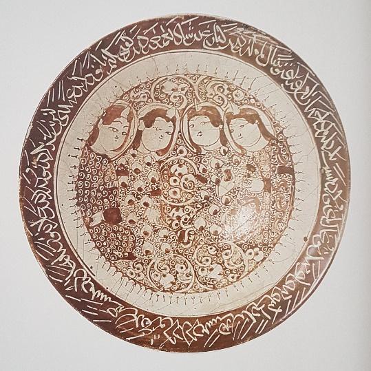 29 Fotoğraf-10: Lüster dekorlu tabak, üstten ve yandan görünüşü. Keşan/İran, Erken XIII. yy. Kaynak: (Grube, 1994: 238).