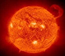 9 2. GÜNEŞ ENERJİSİ VE GÜNEŞ HÜCRELERİ 2.1. Güneş Enerjisi Diğer enerji kaynaklarının oluşumuna da katkıda bulunan güneş enerjisi dünyamızın en önemli enerji kaynağıdır. Resim 2.