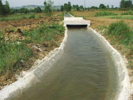 Özellikle yaz aylarında tarımsal amaçlı sulama ihtiyacı için bu kanal ve kanaletler yardımıyla baraj suyu sulamada kullanılmaktadır(resim 6.2).