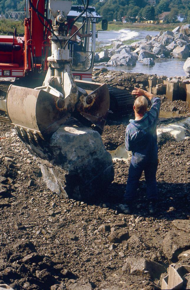 59 SPILLENBURG BENDİ NDEKİ BALIK RAMPASI Akarsuyla ilgili bilgiler Akarsu: Ruhr Nehri, NRW Debi: MNQ = 20 m 3 /s MQ = 70 m 3 /s HHQ = 2300 m 3 /s Yapı tipi: İki basamaklı, sabit bent Yükseklik: h =