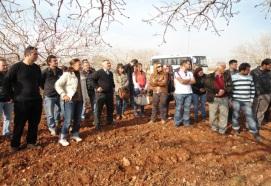 Zeytin, badem, antepfıstığı ve narda budama konusunda hem teorik hem de bire bir uygulama çalışması yapan katılımcılar katılım sertifikası