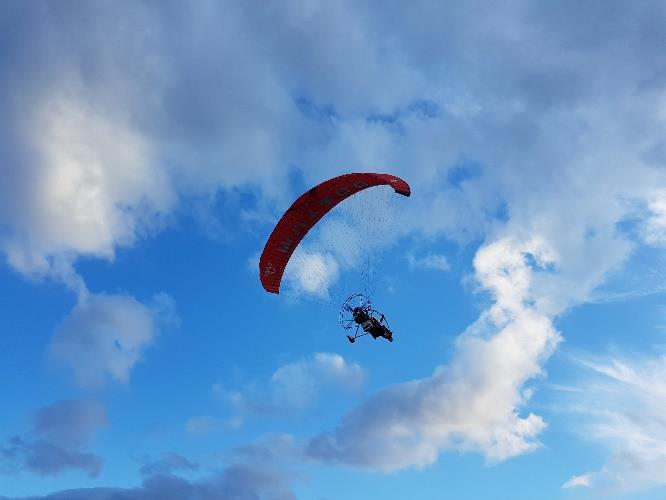 4. Paratrike uçuşları: Yamaç paraşütü kanatlı, motorlu ve yerden kalkan bir araç olan