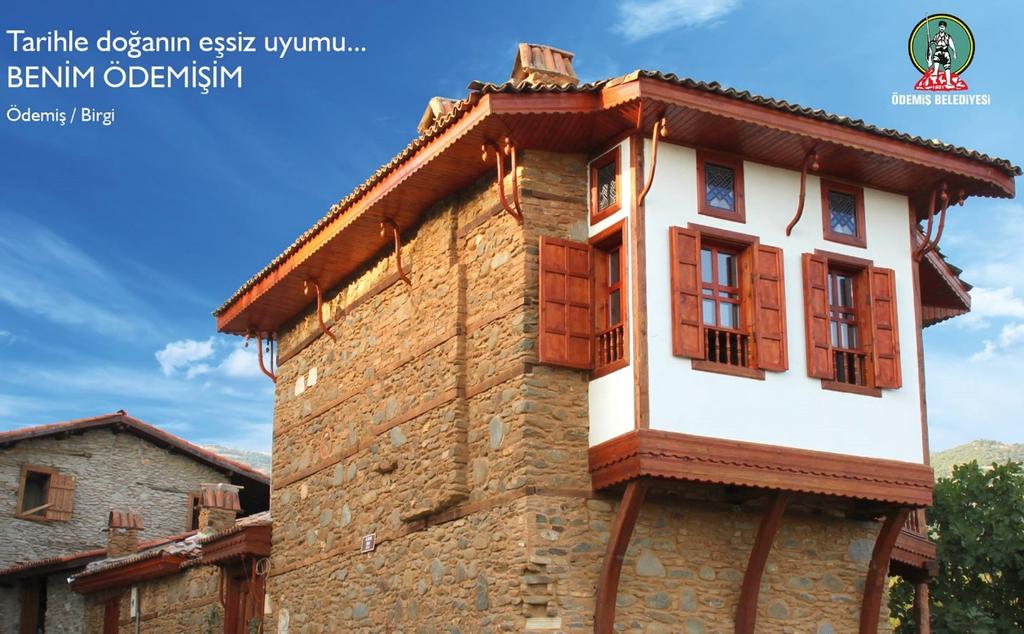 Şekil 2. Ödemiş İlçesi Birgi Evleri Kaynak: http://odemis.bel.tr/odemis/turistik-cevre.html/ 09.07.2015 Tire, İzmir'in güneydoğusunda yaklaşık 80 km uzaklıkta yer alan bir ilçedir.
