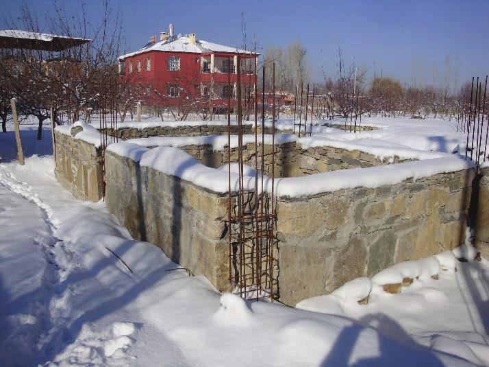 Betonarme hatıllar, donatısız yığma yapılarda genelde birbirlerine bağlanmazlar. Yatay ve düşey betonarme hatılların birbirlerine bağlandığı örnekler kuşatılmış yığma yapılardır (örnekler için bkz.