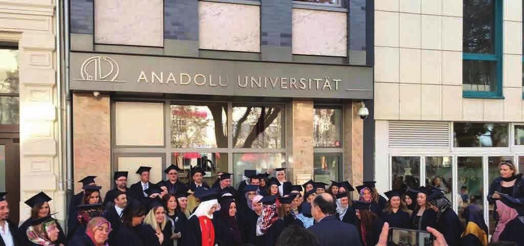 Batı Avrupa Programları Mezunlarının Diploma Heyecanı Anadolu Üniversitesi Açıköğretim Fakültesinin (AÖF) 1986 yılından bu yana yurt dışında yaşayan Türk vatandaşlarına ve uzaktan Türkçe