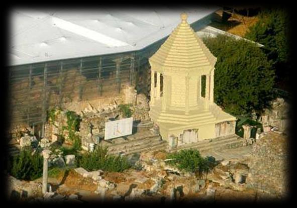 Oktagon Kare planlı bir podium üzerine oturan sekizgen planlı, korint düzenli bir mezar anıtıdır.