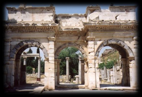 Binanın ön cephesinde Celcus un akıl, erdem, anlayış ve bilim özelliklerini sergileyen 4 kadın heykeli kopyaları bulunmaktadır. Ticaret Agorası ve Güney Kapısı Efes in kurucusu Lysimakhos MÖ 3.