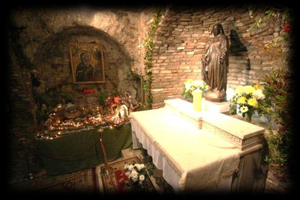 olan altı kubbeli kilisenin merkezi kısmında altta Hz. İsa nın Havarilerinden St. Jean ın mezarı bulunmaktadır.