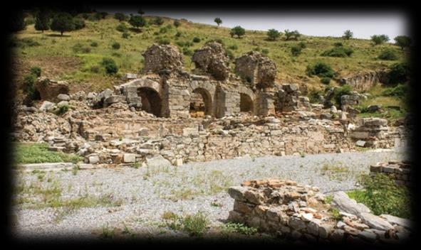 Doğu Gymnasiumu ve Devlet Agorası Hamamları Magnesia Kapısı nın tam kuzeyinde, M.S. 2.yy ın 2. yarısında inşa edilmiş, yaklaşık 130 x 107 m.