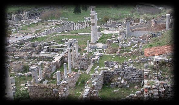 Ayrıca Agora içerisinde Efes in ticaret borsası işlevini gören bir bazilika da bulunmaktaydı. Agoranın ortasında dikdörtgen bir tapınak vardı. Odeon M.S. 2.