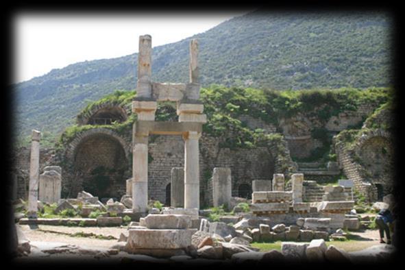 çoğu M.S. 1. yy a aittir. Bu gün Efes Müzesinde sergilenen mermer Artemis heykelleri 4. yy da meydana gelen bir deprem felaketinden sonra kült kuralları çerçevesinde buraya gömülmüşlerdi.