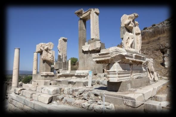 Afillius tarafından C. Sextilius Pollio adına yaptırılmıştır. Önünde büyük bir havuz bulunan çeşme halen Efes Müzesinde sergilenen Odysseus ve Polyphemos heykel grupları ile süslenmişti.