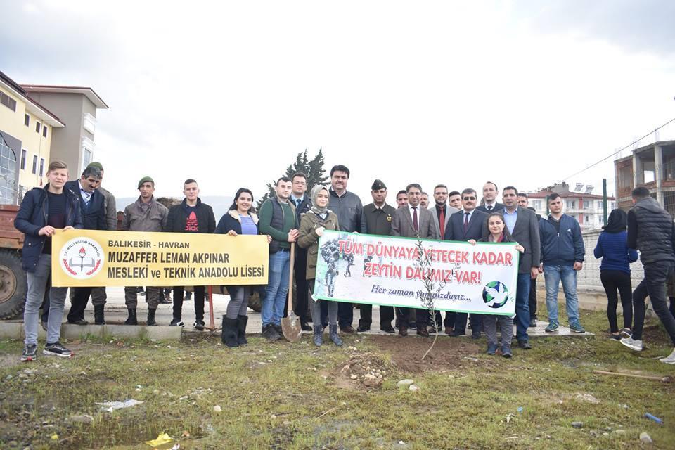 Akpınar Mesleki ve Teknik Anadolu Lisesi bahçesine 70 Zeytin fidanı ve Afrin de şehitlik mertebesine ulaşmış askerlerimiz için ise 40 selvi fidanı toprakla buluşturuldu.