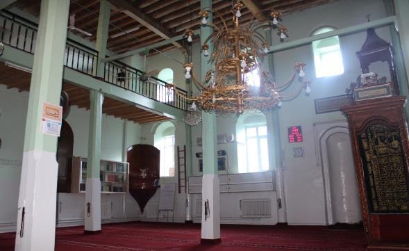 minaresi olmayan caminin karģısındaki