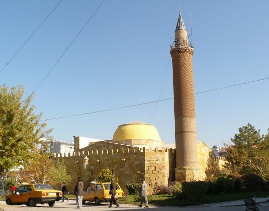 CACABEY GÖKBİLİM MEDRESESİ Kırşehir il merkezinde bulunan Cacabey Gökbilim Medresesi, H.671/ M.1272-1273 yılında, Anadolu Selçuklu Sultanı Kılıç Arslan oğlu II.