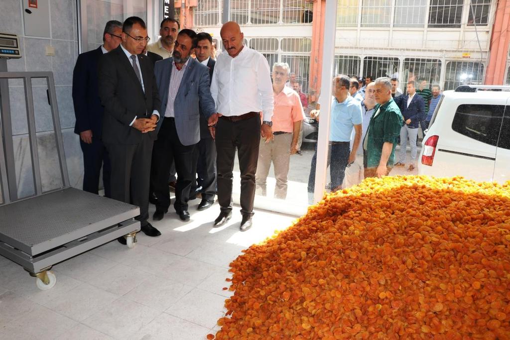 Vali Mustafa Toprak, beraberinde daire müdürleri ile birlikte Büyük Şire Pazarını ziyaret etti. Burada iş yerlerini de gezen Toprak, mutlaka site yönetiminin kurulması gerektiğini söyledi.