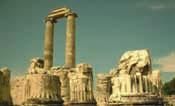 yüzyıllarda yapılan tapınak örnekleri Yunanistan, Güney İtalya, Sicilya ve Anadolu da bulunmaktadır.