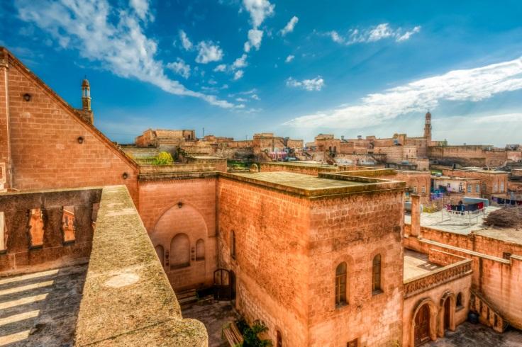 2. Gün 17 Kasım Cumartesi Mardin Midyat Sabah kahvaltı sonrası yaklaşık 1 saat 20 dakika sürecek yolculuk ile Turabdin Bölgesi ne varış.