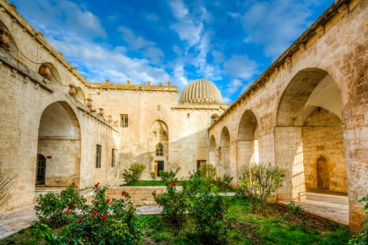 3. Gün 18 Kasım Pazar Mardin Dara Nusaybin İstanbul Sabah kahvaltının ardından 10 dakikalık bir yolculuk ile Kasımiye Medresesi ziyareti.