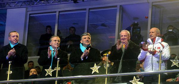Türk Milli Takımı'nın geçişi sırasında Cumhurbaşkanı Abdullah Gül, TBMM Başkanı Mehmet Ali Şahin, Başbakan Recep Tayip Erdoğan, FISU