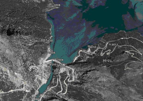 Şekil 1: Oymapınar Barajı nın gövde ve kretinin görünüşü Yıldız Teknik Üniversitesi Jeodezi ve Fotogrametri Mühendisliği Bölümü öğretim elemanlarından oluşan bir Araştırma Grubu tarafından 1985