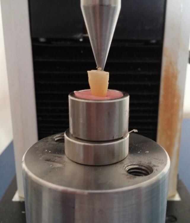 42 3.4. Kırma Deneyinin Yapılması Kırma deneyi için hazırlanan akrilik blok örnekler test cihazının alt sabitleyici parçasına özel olarak hazırlanmış silindir metal halkalarla vidalanarak yerleştirildi.