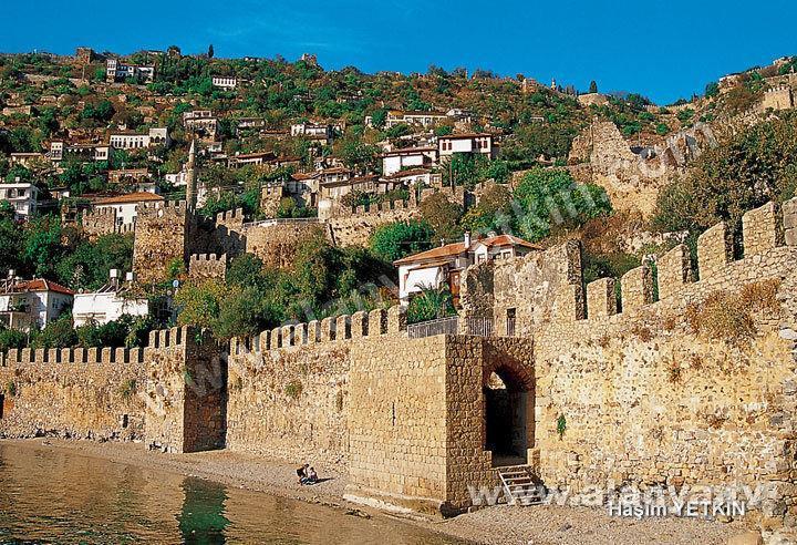 Tersanenin giriş kapısındaki yazıt, Sultan Keykubat ın armasını taşır ve rozetlerle süslüdür. Alanya Tersanesi, Selçukluların Akdeniz deki ilk tersanesidir.