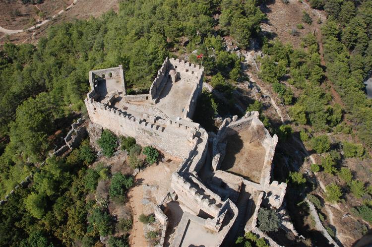 EHMEDEK Kale nin kuzey yamacında Bizans döneminden kalan küçük kalenin yerine Selçuklu döneminde orta kale olarak yeniden inşa edilmiştir.