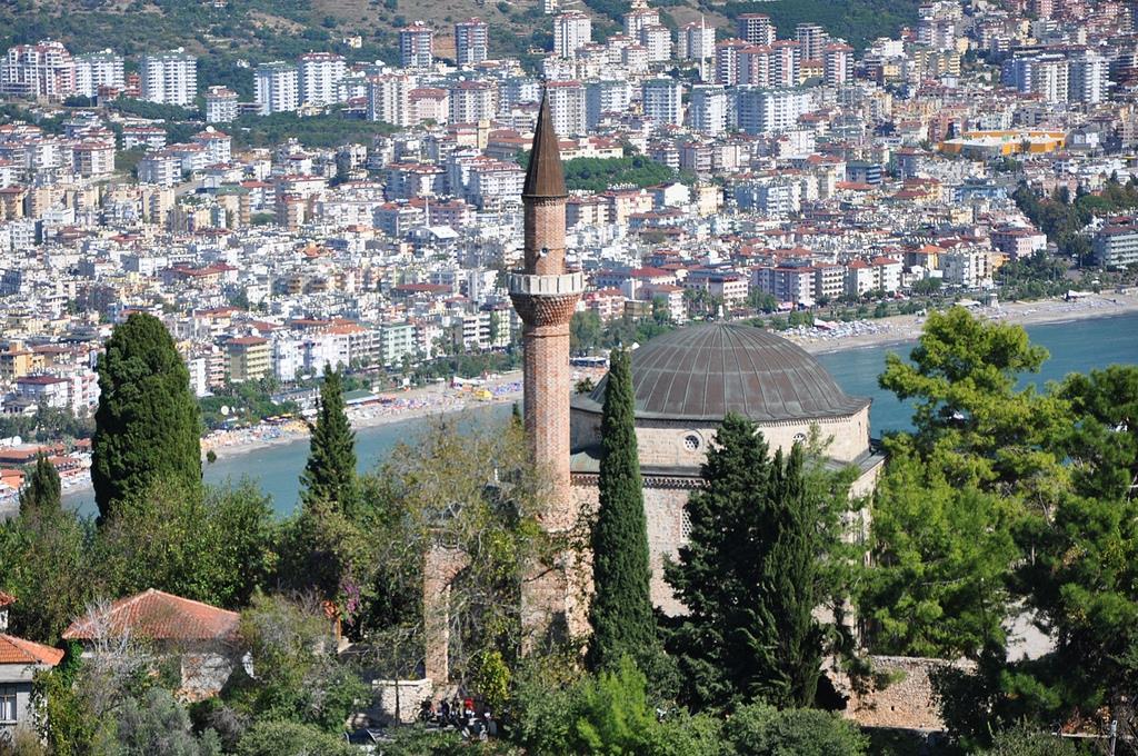 Üçer kuleli iki bölümünden oluşan orta kale, kara saldırılarına karşı stratejik bir yerde ve aynı zamanda sultanın sarayının bulunduğu iç kaleyi de koruyacak konumdadır.