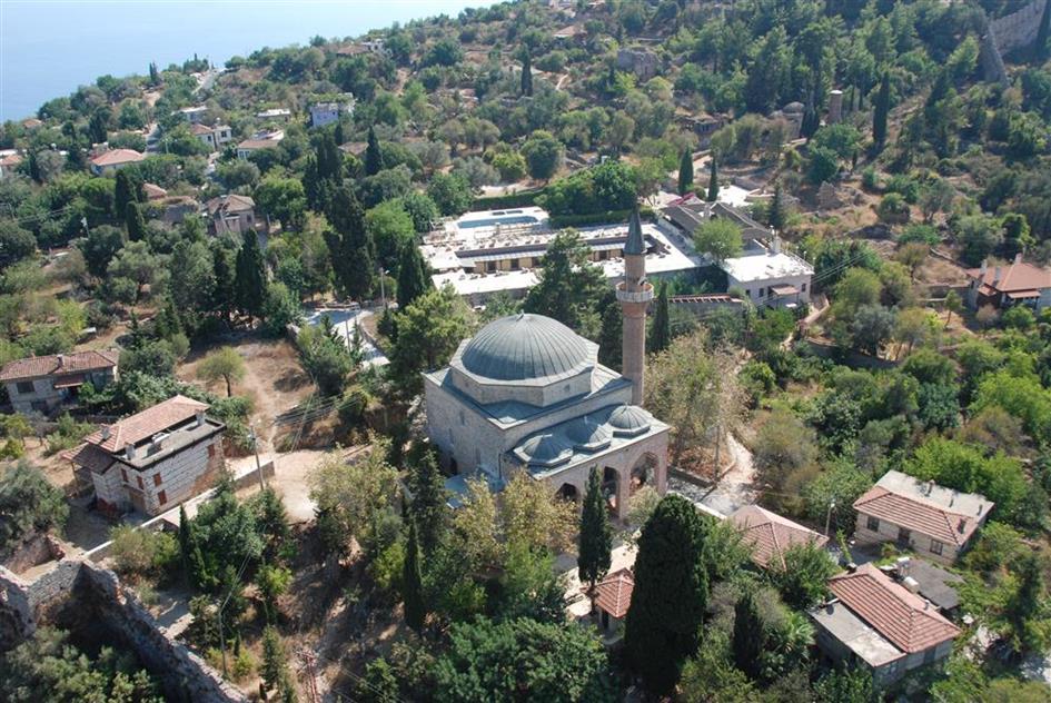 BEDESTEN Kale içinde, Süleymaniye Camisi yakınındadır. 14. ya da 15. yüzyılda Karamanoğulları döneminde çarşı veya han olarak yapıldığı sanılmaktadır. Kesme taştan dikdörtgen planlı bir yapıdır.