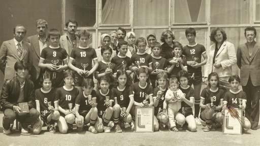 Sporculuk hayatım lisede de devam etti ama lisede çok fazla basketbol oynayamadım, daha çok hentbola yöneldim. O zamanlar hem okulun hentbol takımındaydık hem de Simtel takımındaydık.