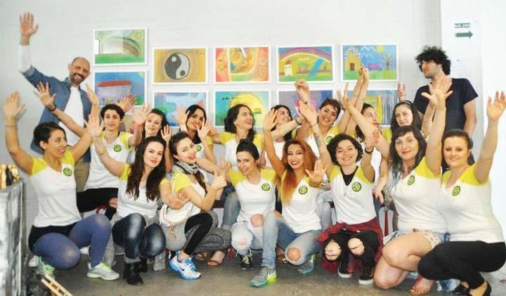 aktüel Tutuklu bedenler, özgür ruhları çizdi Birleșmiș Eller Derneği Renklerin Özgürlüğü organizasyonu ile cezaevinde kalan çocukların kendi iç dünyalarını rengarenk boyalarla kağıtlara dökmelerini