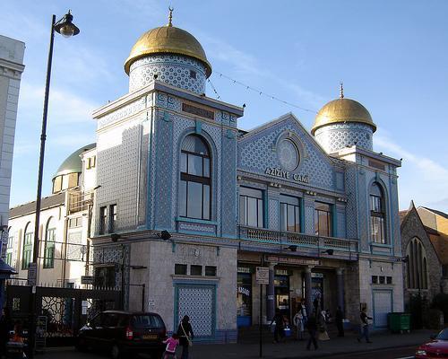 Foto 21: Stoke Newington Caddesi ndeki Aziziye Cami Aziziye Camiinde Türkiye Cumhuriyeti Diyanet İşleri Başkanlığı nın görevlendirdiği resmi bir din görevlisi bulunmaktadır.