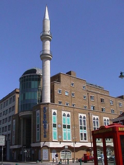 Foto 22: Hackney deki Süleymaniye Cami 1984 yılında İngiltere Türk İslam Kültür Merkezi Vakfı nın kurulmasıyla kurumsallaşmaya başlayan grup ilk faaliyetlerine Shoreditch bölgesinde öğrencilere dini