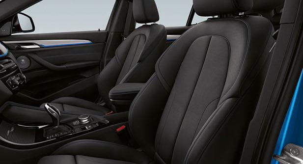 BMW M modeline özgü üç kollu tasarım ve Walknappa deri direksiyon simidine sahip M deri direksiyon konturlu parmak dayamaları sayesinde ele iyi oturur.