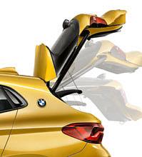 Alüminyum görünümlü tavan rayları çok işlevli BMW port bagaj ünitesine temel oluşturur.