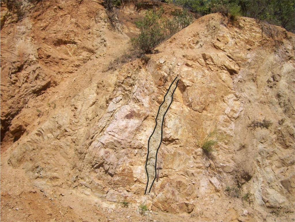 1996, Şekil 3.4). Çalışma sahasında Sarıcakaya granitoyidini kesen son magmatizma ürünü lamprofir daykları tespit edilmiştir (Şekil 3.5). Şekil 3.5: Sarıcakaya granitoyidini kesen bir lamprofir daykının Tozman Köyü kuzeyindeki görünümü.