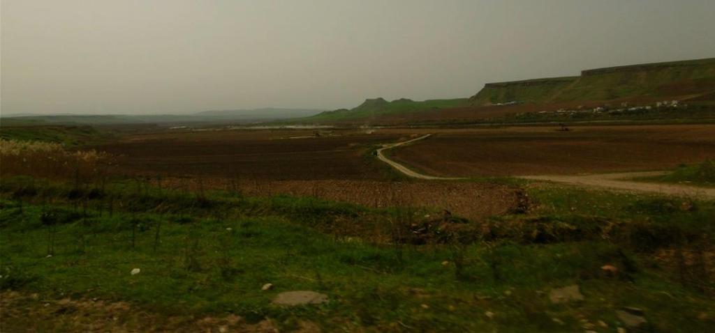 konağı var; ne çarşı ne de başka bina göze çarpıyor. Mutki'de halk darı (gilgil) yiyor; bunun yanında pancar ve lahana ile yoğurt ve keçi eti başlıca gıdayı teşkil ediyor.