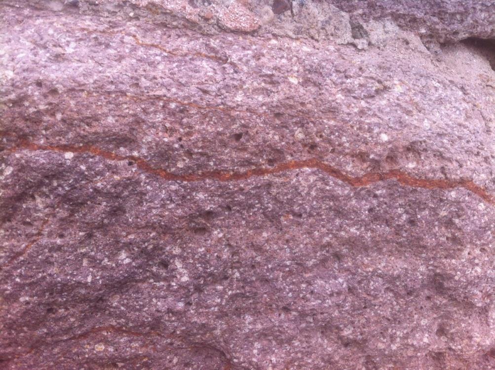 Resim 9: Andezit yüzeyde gözlenen kırmızı renk bandı Andezit taş yüzeylerin üzerinde ve alt tabakalarda tuzların kristallendiği görülmüştür.