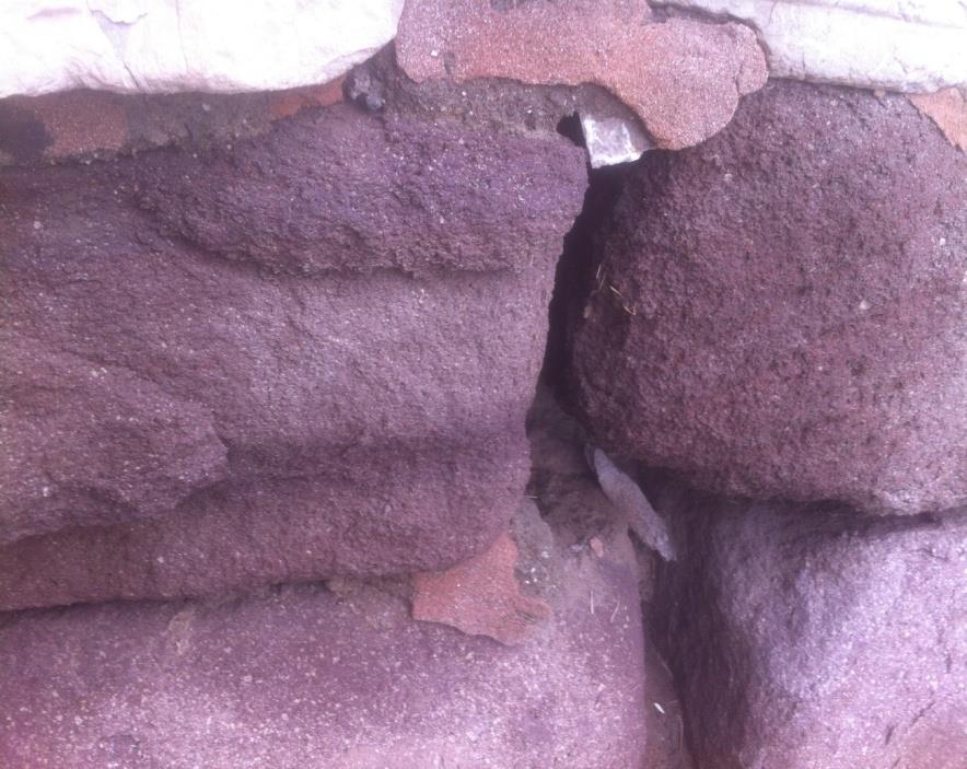 Resim 17: Andezit taş bloklarda gözlemlenen granüler çözülme Ankara kalesindeki kimi mermer taş yüzeylerinde şekerleme türü bozulmalarda vardır.
