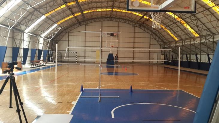 17 Voleybolcular servis atışlarını altı numaralı bölgenin arkasındaki servis bölgesinden karşı oyun alandaki hedef bölge olarak