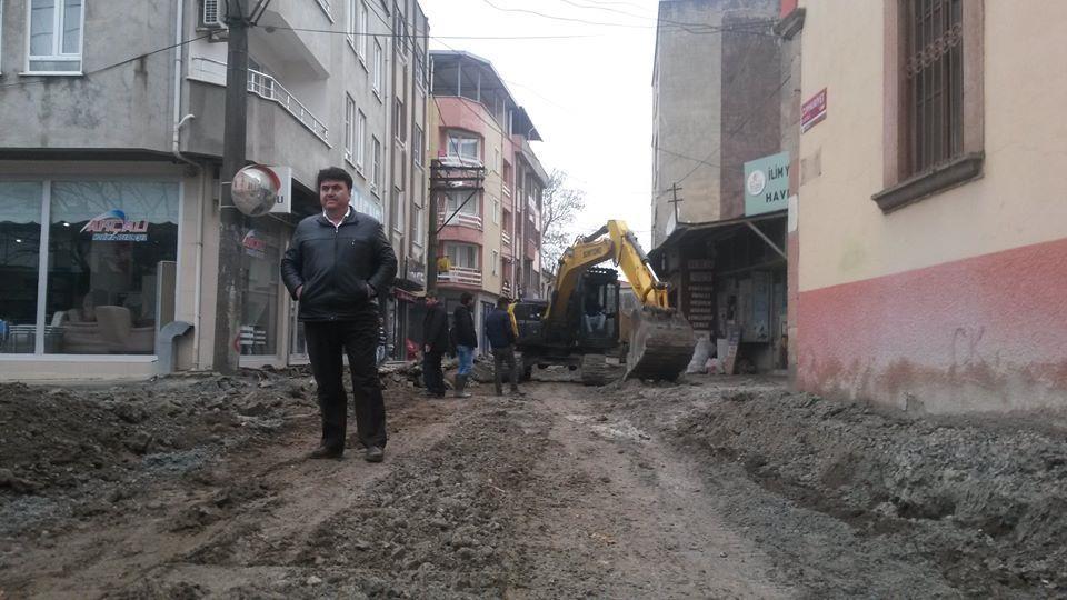 İlçemizin her cadde ve sokaklarında alt yapı çalışmalarının hızlı bir şekilde devam ettiğini ifade eden Başkanımız,halkımız'dan biraz sabır bekliyorum şuan zahmetini hep birlikte çekiyoruz