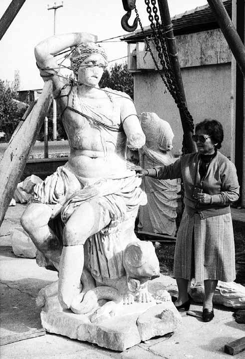 20 Arkeoloji / Archaeology Sandal ba layan Hermes Heykeli Statue of