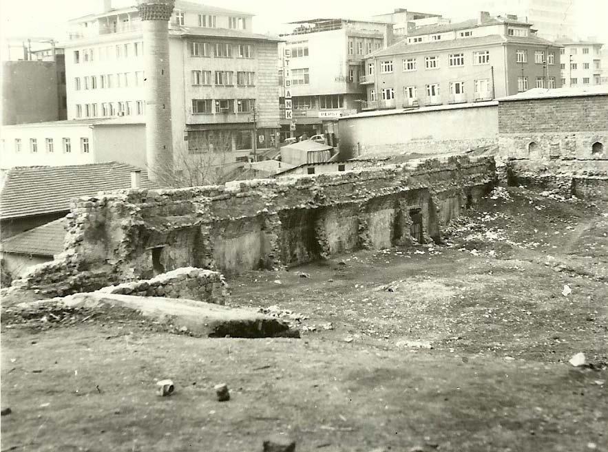 Mehmet Tunçer III.1.11. Strüktürel Elemanlar 1. Temeller Moloz taşlarla inşa edilmiş ve restorasyon esnasında çeşitli yerlerden desteklenmiştir. 2.