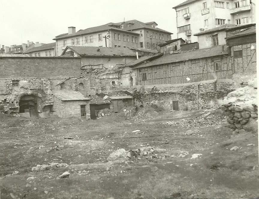 Ankara Sulu Han (Hasan Paşa Hanı), Tahtakale Çarşısı ve Çevresi: 1929 Yangını Öncesi Fotoğraf 4: Sulu Han Kuzey Doğu Köşesi (Tamamıyla yıkılmış durumu) (1971) Kaynak: