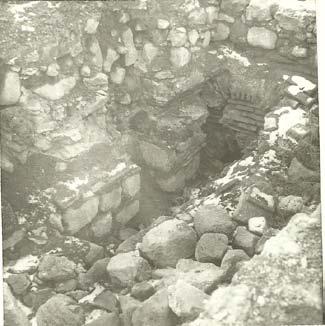 Mehmet Tunçer Her iki kısımda da Han duvarları moloz taştan yapılmış, bazı yerlerinde taşların arası derz edilmiştir. Desteklerde bir kesme taş, üç sıra tuğla kullanılmıştır (Bkz. Fotoğraf 6-7).